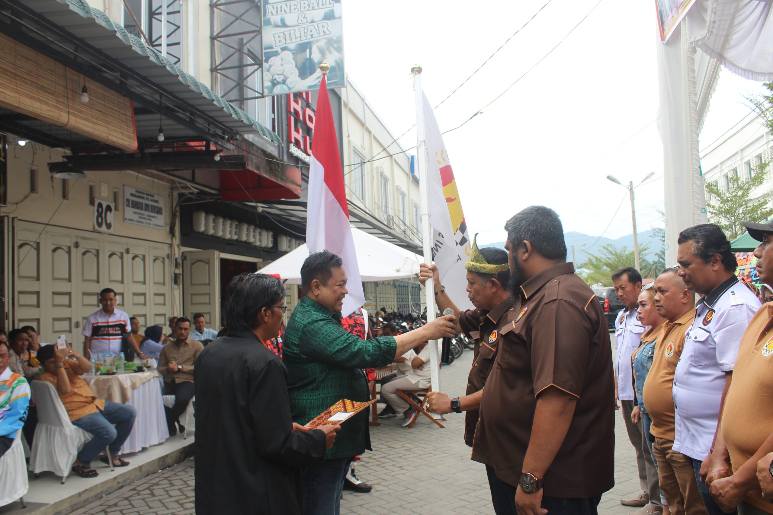 Ketua Umum Percasi Sumatera Utara Dr. Ir Eddy Keleng Ate Berutu (kiri) menyerahkan petaka Percasi Terhadap Halomoan Nasution, SH, MH (Kanan) sebagai Ketua Percasi Labuhanbatu periode 2024-2028, di Vekat Cafe, Sabtu 01 Februari 2025, sekira pukul 11. 00 wib (Dok.Percasi)