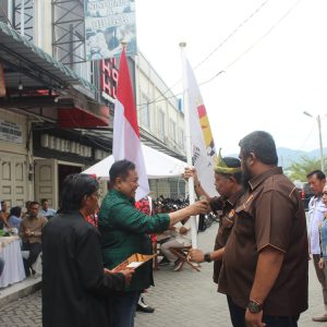 Ketua Umum Percasi Sumatera Utara Dr. Ir Eddy Keleng Ate Berutu (kiri) menyerahkan petaka Percasi Terhadap Halomoan Nasution, SH, MH (Kanan) sebagai Ketua Percasi Labuhanbatu periode 2024-2028, di Vekat Cafe, Sabtu 01 Februari 2025, sekira pukul 11. 00 wib (Dok.Percasi)